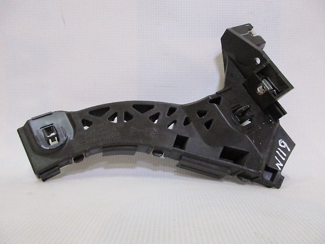 BAN6500T1C Mazda Soporte exterior derecho del parachoques delantero