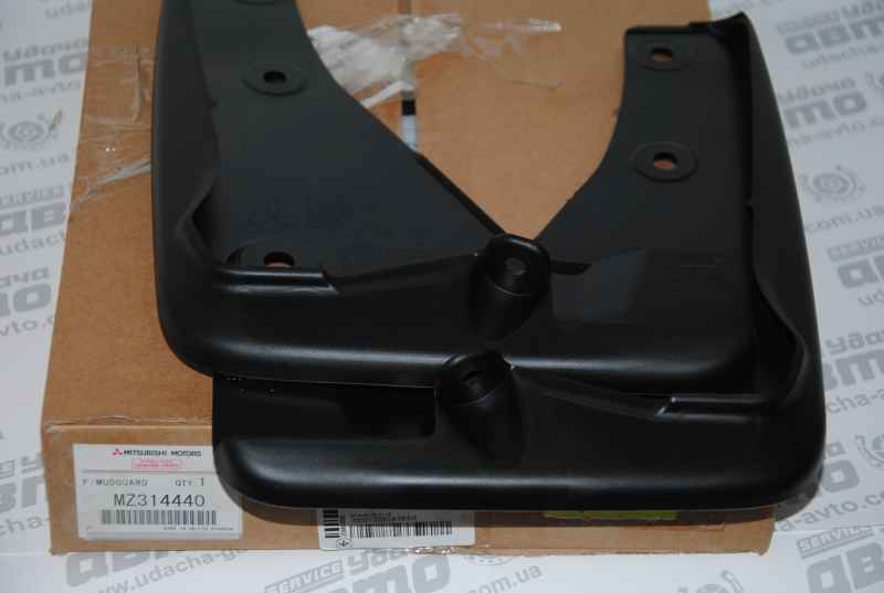 MZ314440 Mitsubishi juego de faldillas guardabarro delanteros