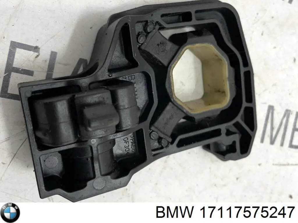 Soporte inferior de fijación del radiador 17117575247 BMW