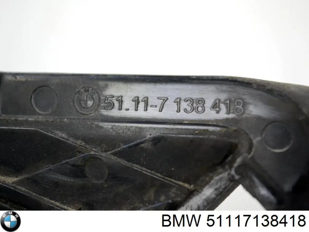 Rejilla derecha del parachoques delantero 51117138418 BMW