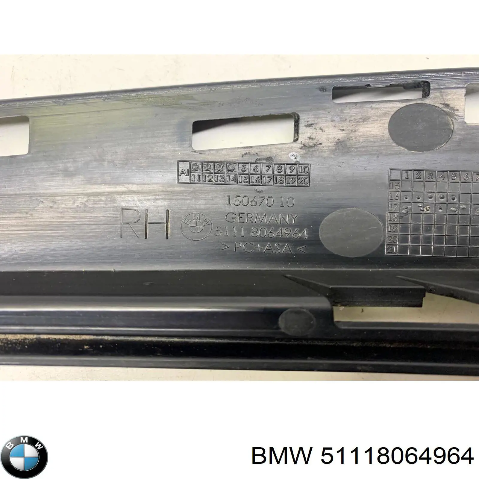 Rejilla derecha del parachoques delantero 51118064964 BMW