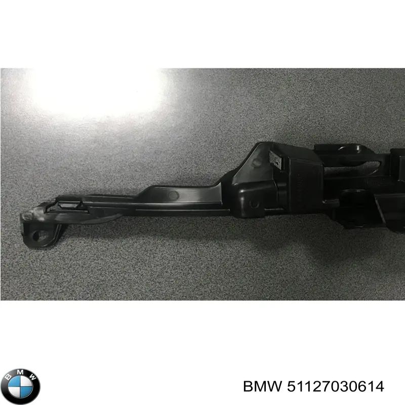 Guía derecha del parachoques trasero 51127030614 BMW