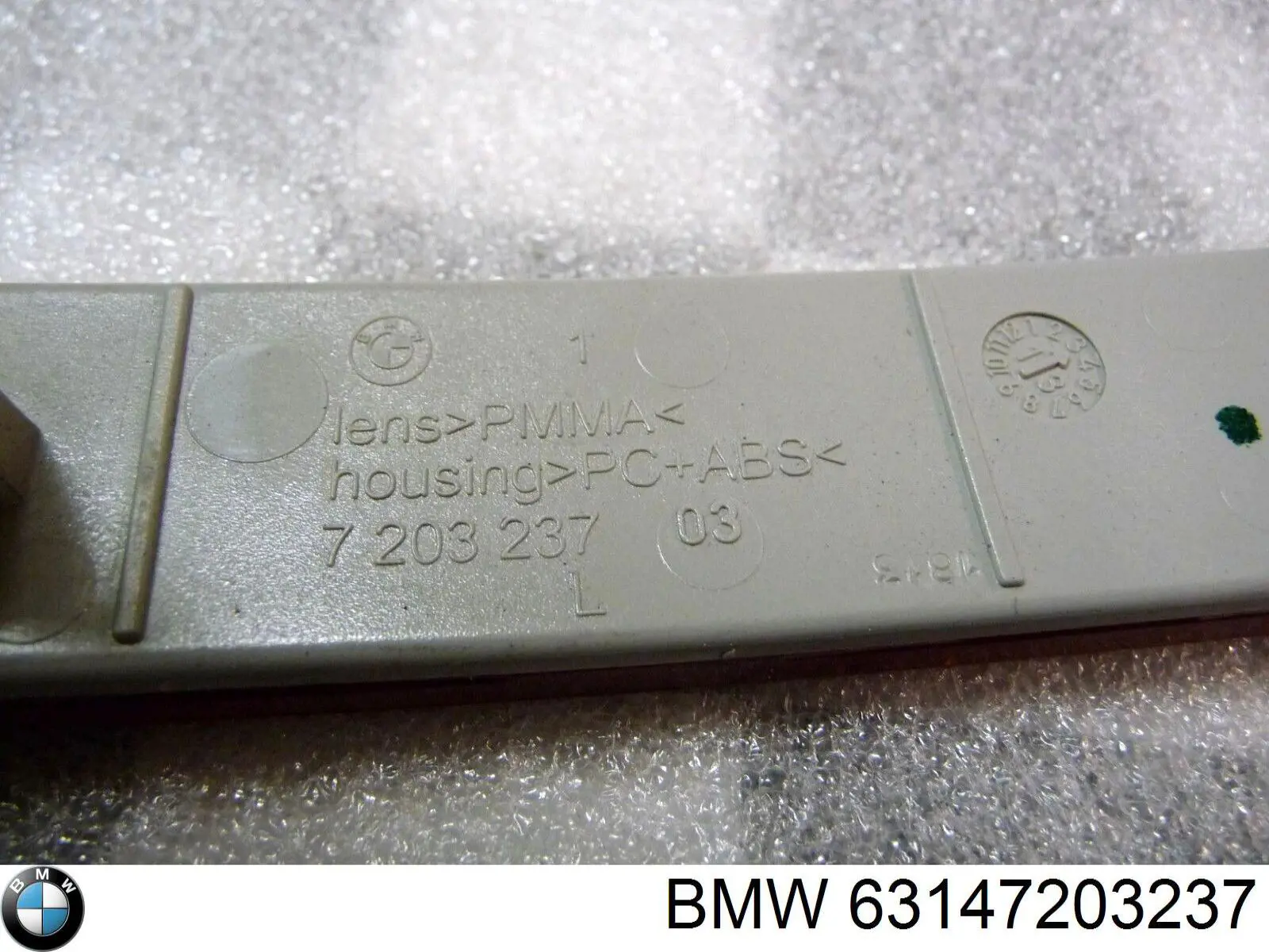 Reflector trasero izquierdo del parachoques 63147203237 BMW