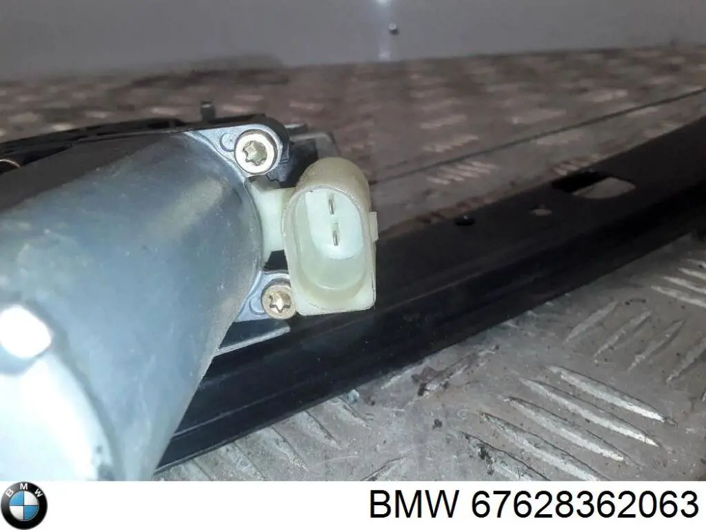Motor del elevalunas de la puerta trasera izquierda 0130821717 Bosch