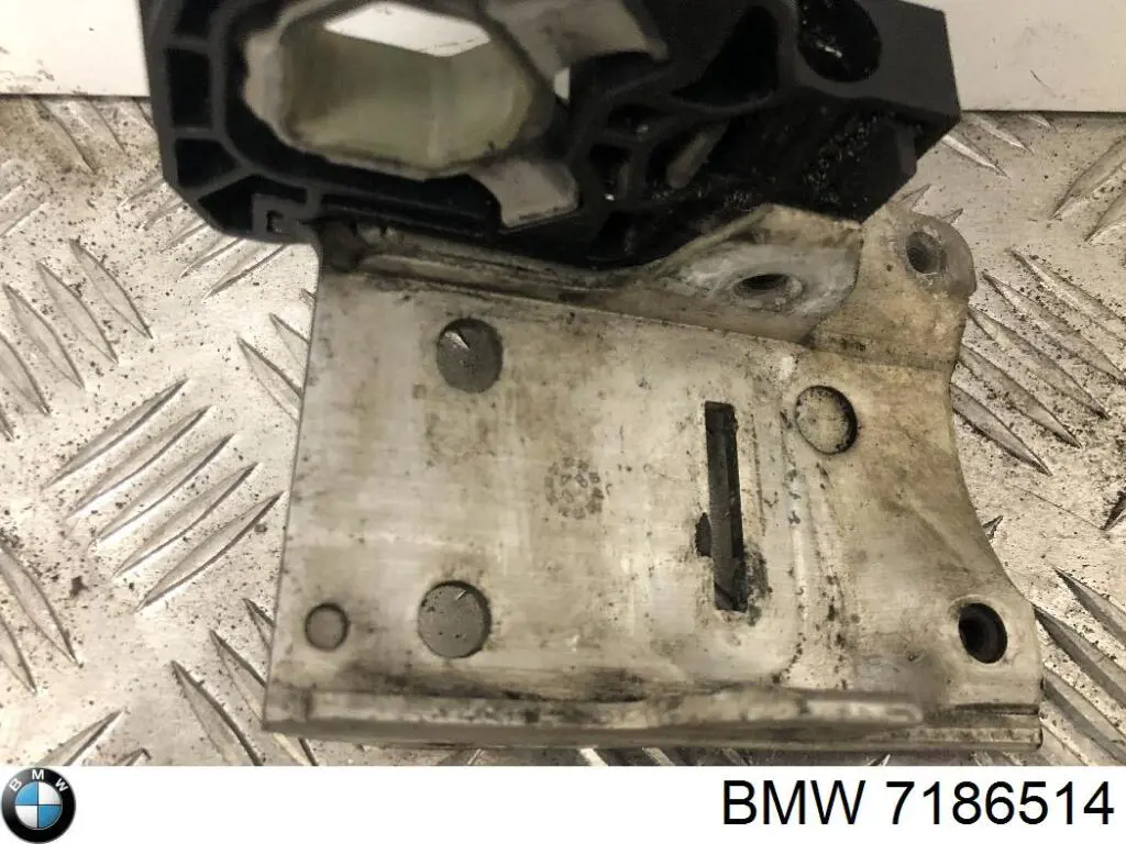 7186514 BMW Soporte de parachoques delantero derecho
