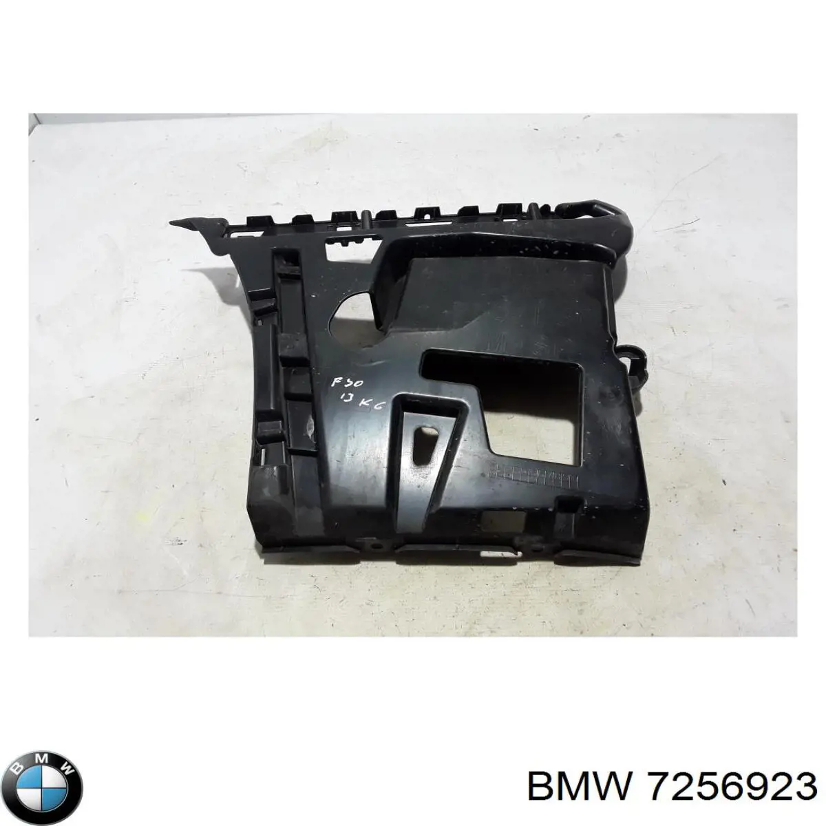 7256923 BMW Soporte exterior izquierdo del parachoques trasero