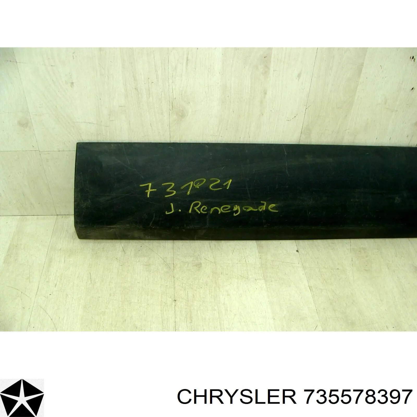 735578397 Chrysler moldura de la puerta delantera izquierda