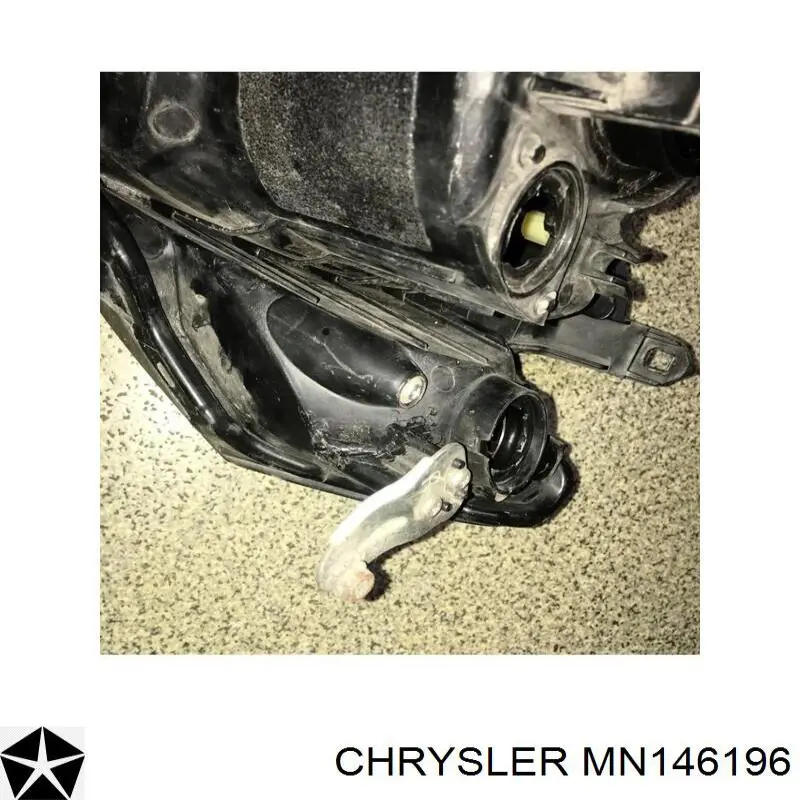 MN146196 Chrysler faro derecho