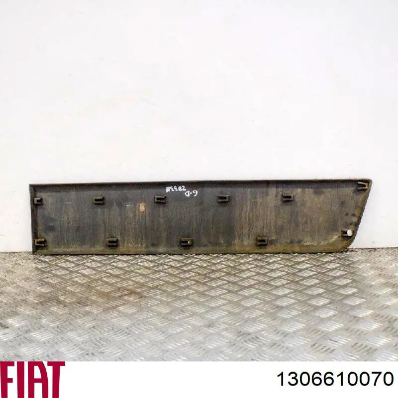 Moldura de salpicadera trasera derecha 1306610070 Fiat/Alfa/Lancia