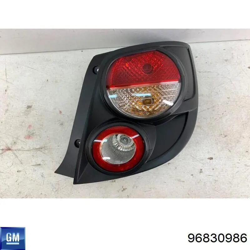96830986 General Motors Piloto trasero derecho
