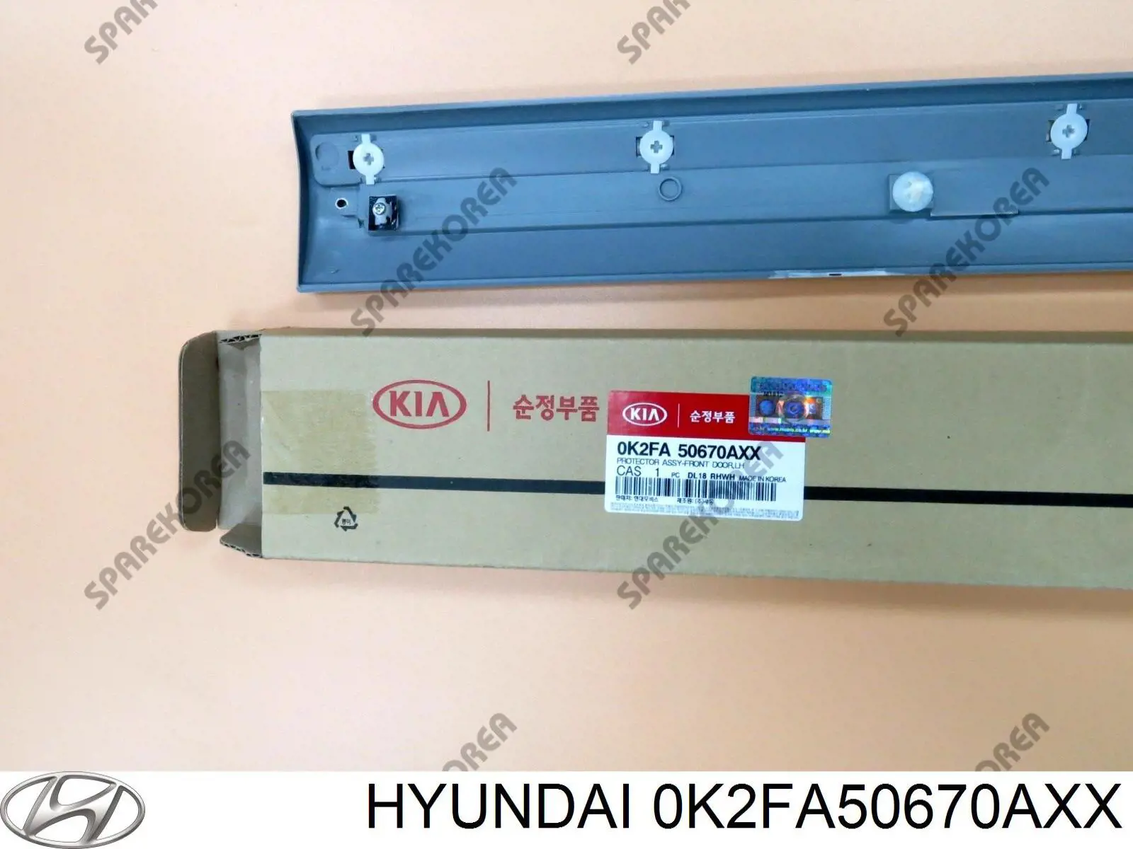 0K2FA50670XX Hyundai/Kia moldura de la puerta delantera izquierda
