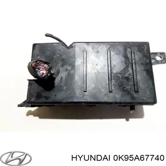 0K95A67740 Hyundai/Kia Caja de fusibles trasera interior