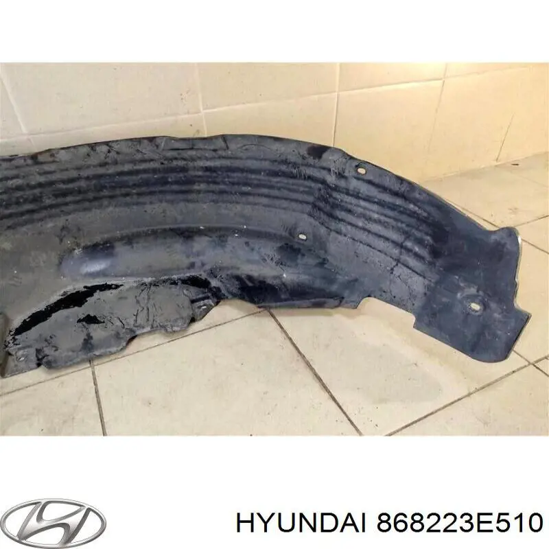 868223E510 Hyundai/Kia guardabarros interior, aleta trasera, derecho