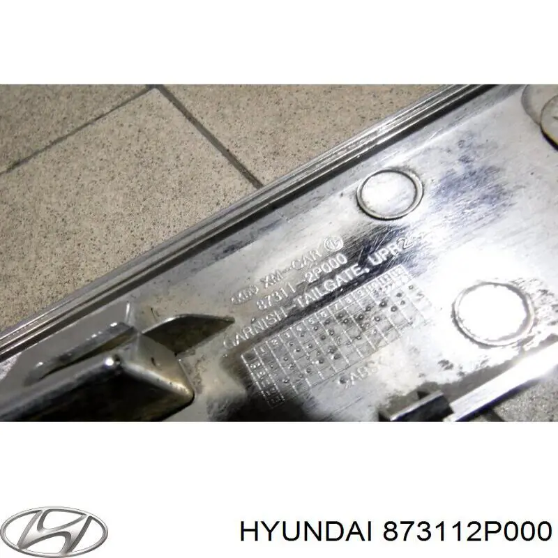 873112P000 Hyundai/Kia moldura de puerta de maletero (puerta 3/5)