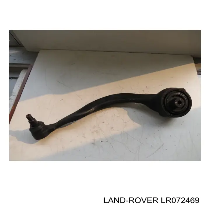 Brazo inferior izquierdo de la suspensión delantera Land Rover LR072469 precio, desde 145,52 EUR