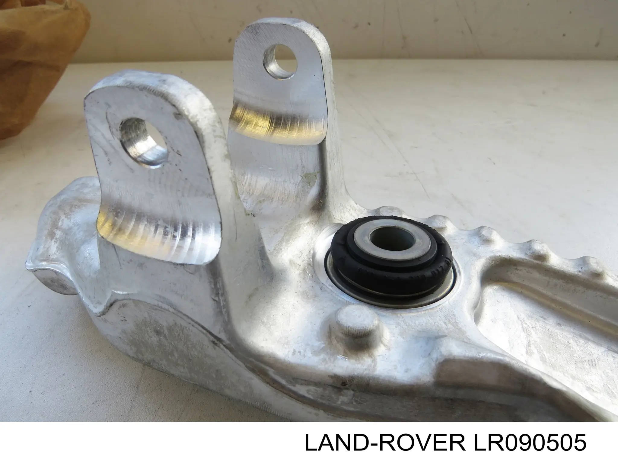 Brazo inferior derecho de la suspensión delantera LR090505 Land Rover