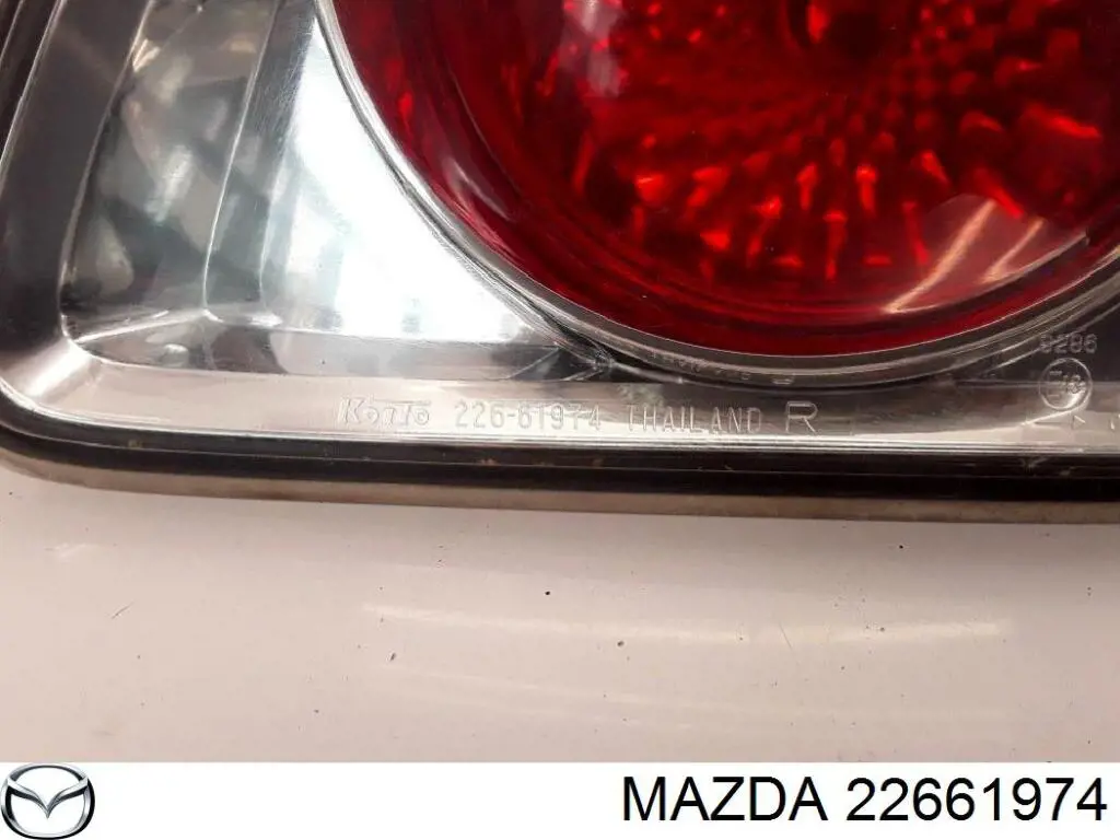22661974 Mazda Piloto trasero interior derecho