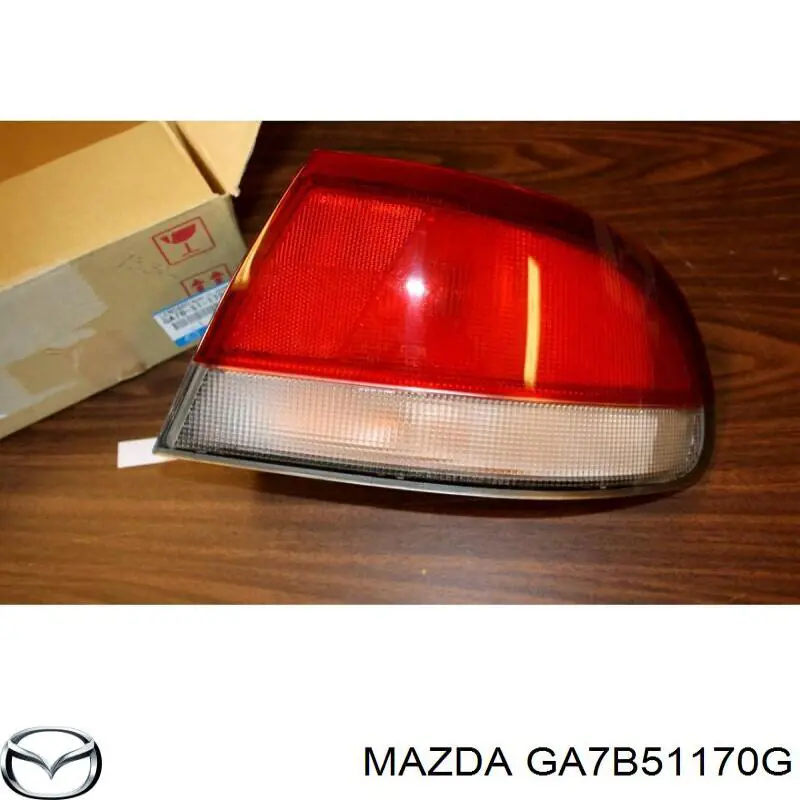 GA7B51170G Mazda piloto posterior exterior derecho