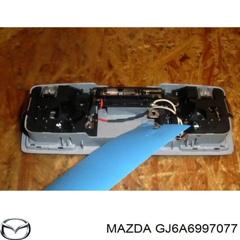 Comprar GJ6A6997077 Mazda Luz de techo interior (cabina)