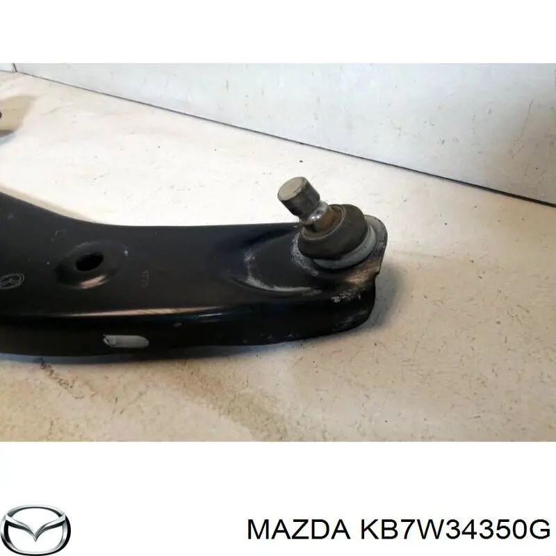 KB7W34350G Mazda Brazo inferior izquierdo de la suspensión delantera