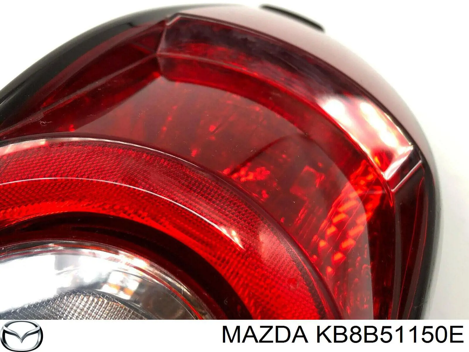 KB8B51150E Mazda piloto posterior exterior derecho