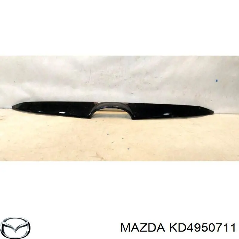 Moldura de rejilla parachoques superior MAZDA KD4950711