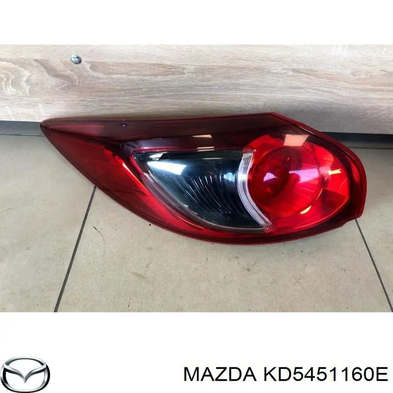 KD5451160E Mazda piloto trasero exterior izquierdo