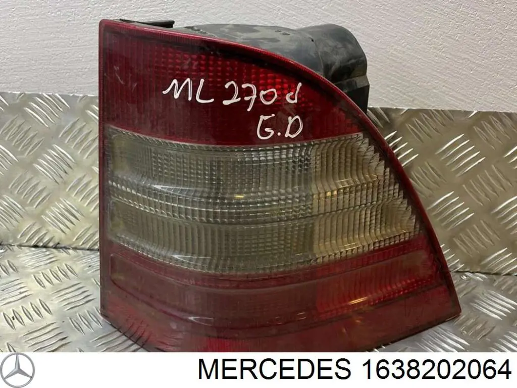 1638202064 Mercedes piloto posterior derecho