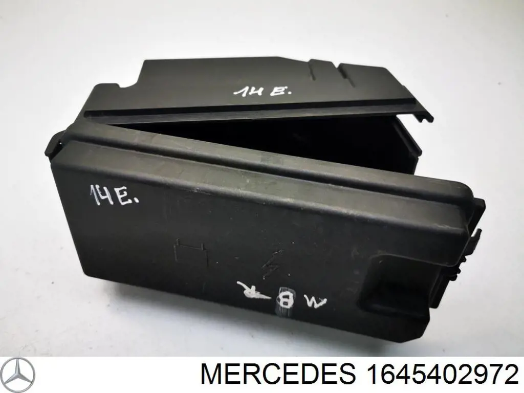 1645402972 Mercedes caja de fusibles