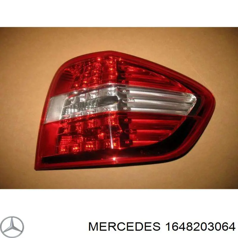 1648203064 Mercedes piloto posterior derecho