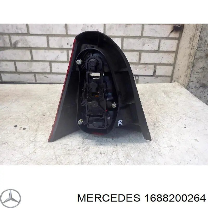 1688200264 Mercedes piloto posterior derecho