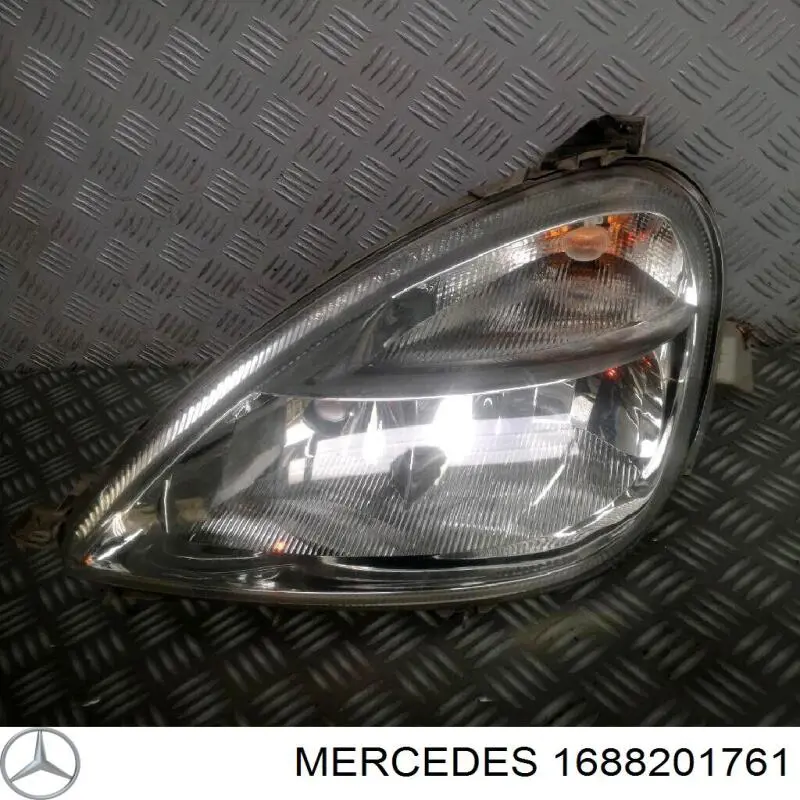 1688201761 Mercedes faro izquierdo