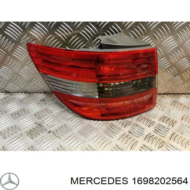 1698200377 Mercedes piloto posterior exterior izquierdo