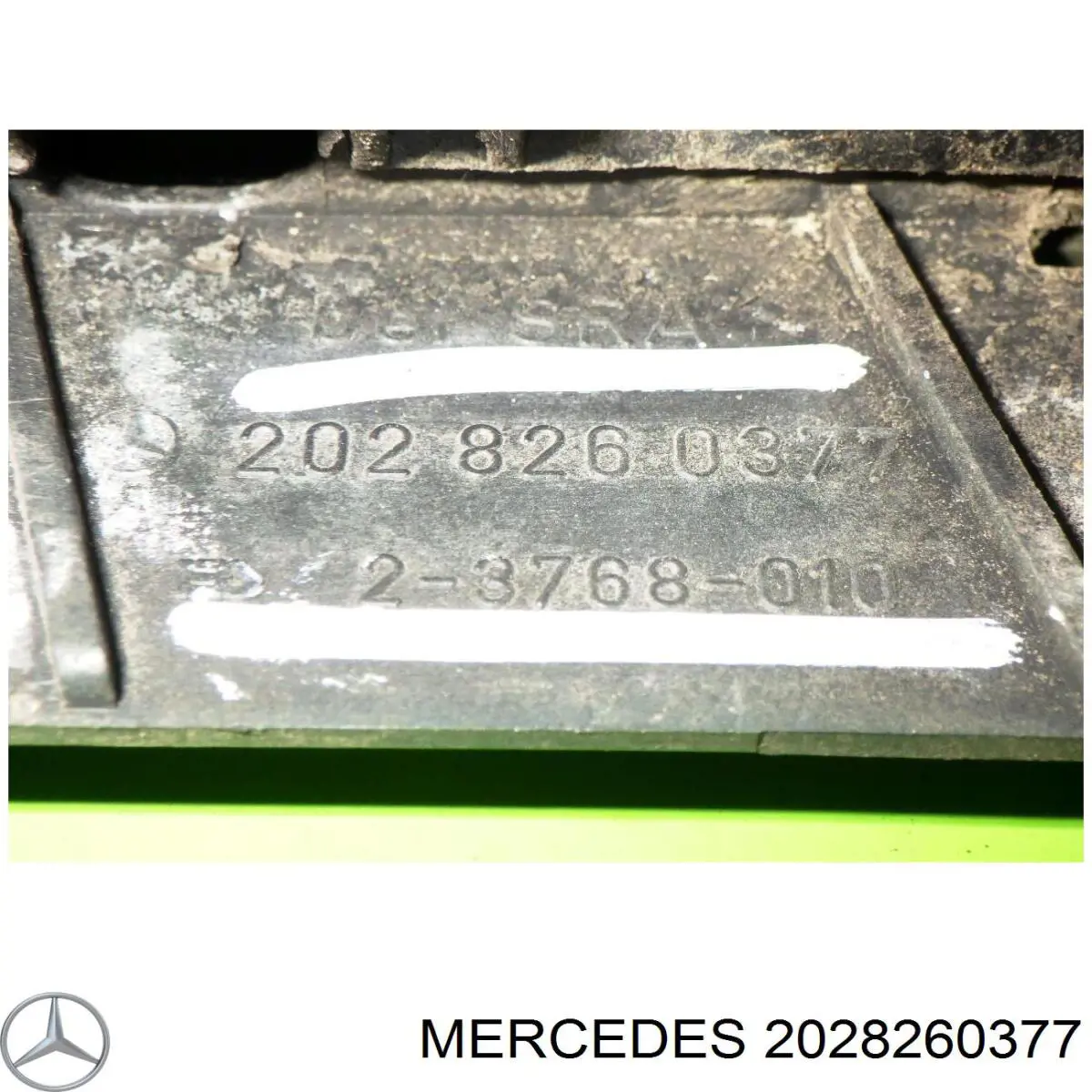 2028260377 Mercedes listón del faro izquierdo
