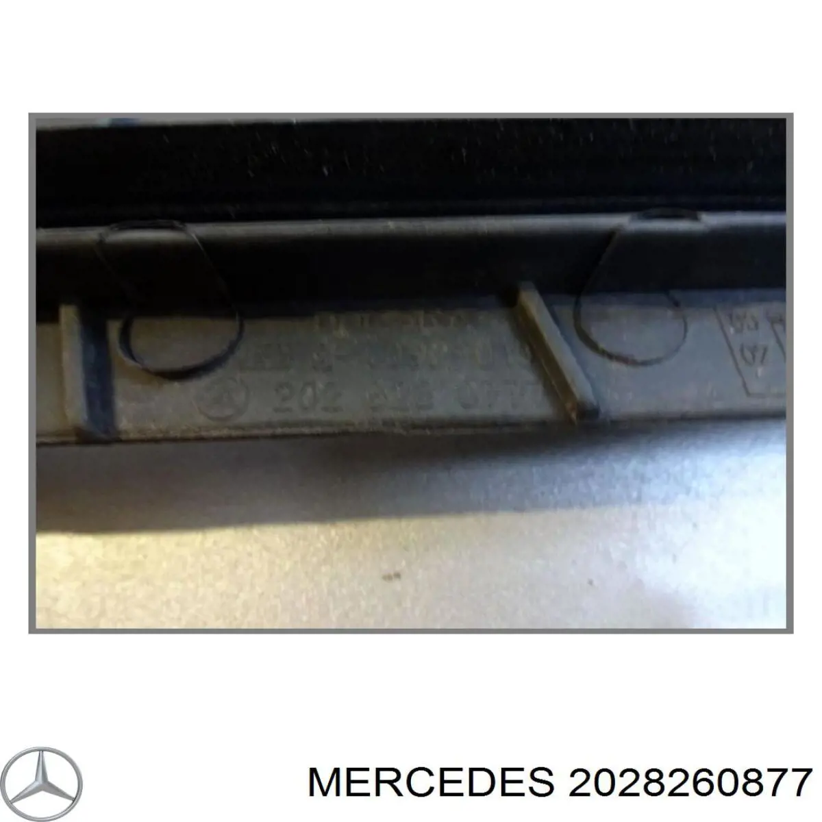 2028260877 Mercedes listón del faro izquierdo