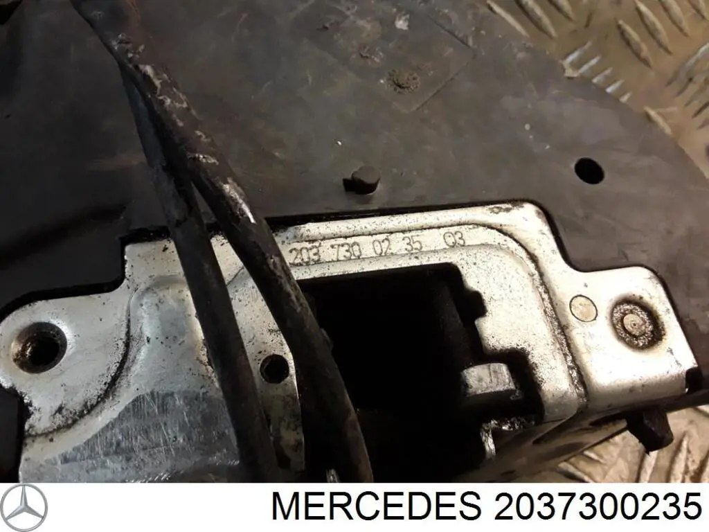 Cerradura de la puerta trasera derecha 2037300235 Mercedes