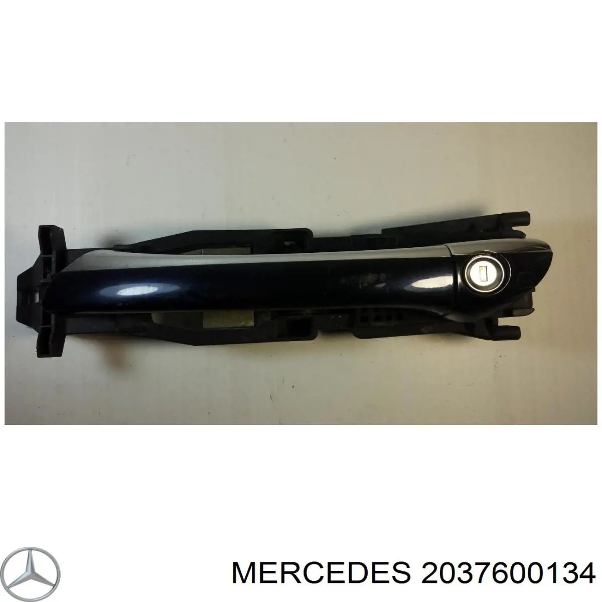 2037600134 Mercedes Soporte de manija exterior de puertas izquierdas