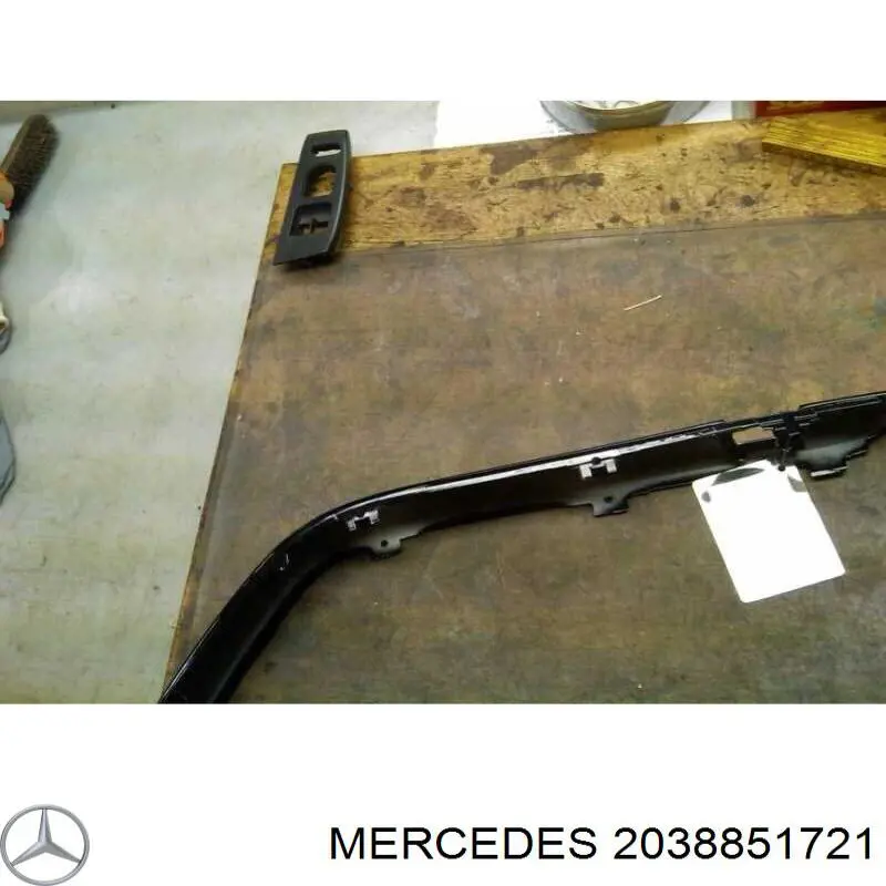 2038851721 Mercedes moldura de parachoques delantero izquierdo