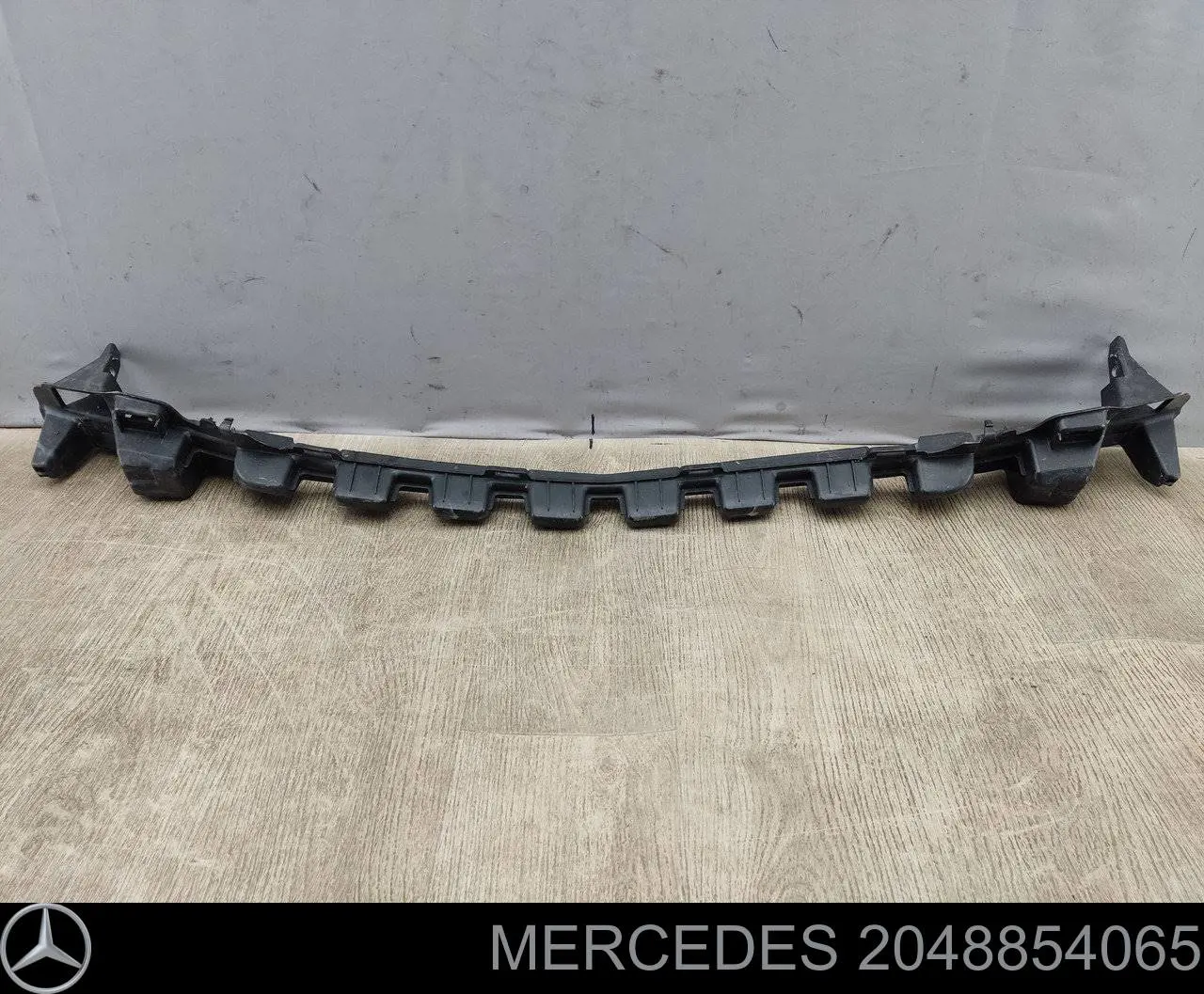 2048854065 Mercedes soporte de parachoques delantero central