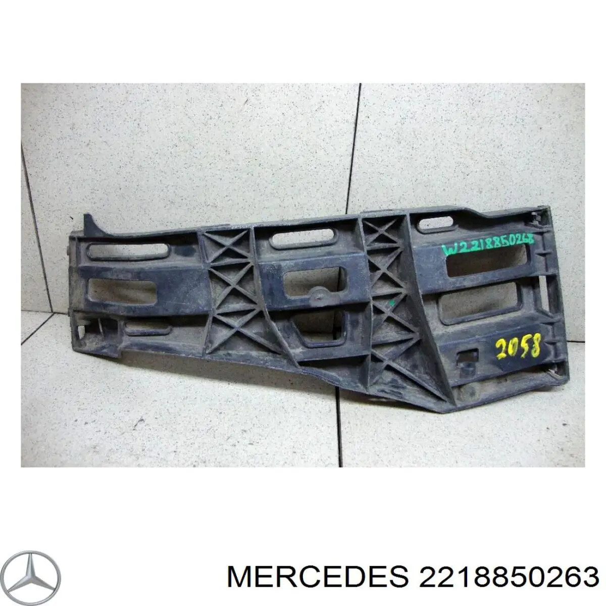 2218850263 Mercedes soporte de guía para parachoques trasero, derecho