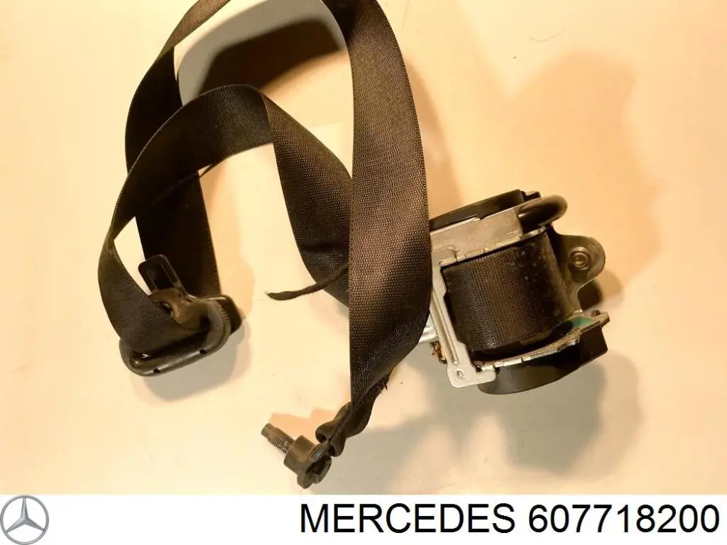 Cinturón de seguridad delantero derecho 607718200 Mercedes