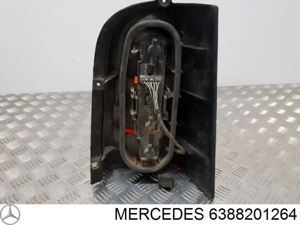 6388201264 Mercedes piloto posterior izquierdo
