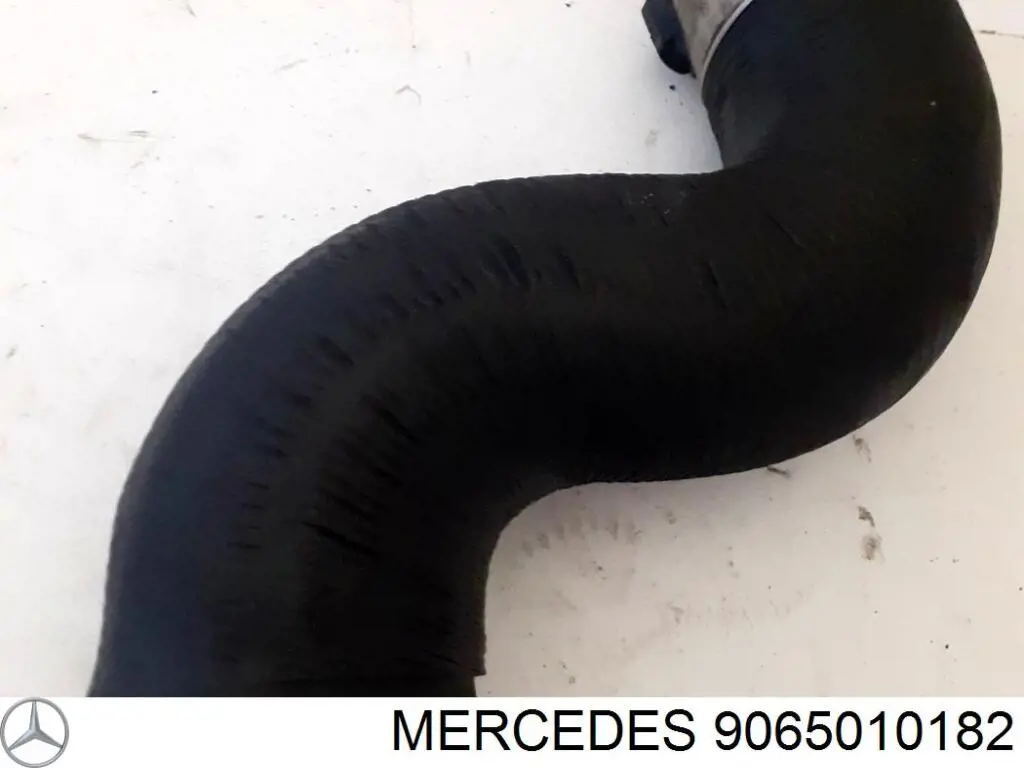 9065010182 Mercedes tubería de radiador arriba