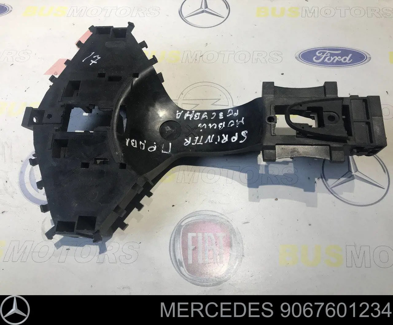 Soporte de tirador exterior de puerta corrediza derecha Mercedes 9067601234 precio, desde 46,46 EUR
