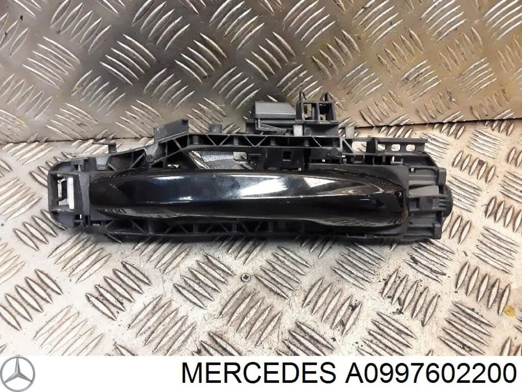 Soporte de manija exterior de puerta trasera derecha Mercedes A0997602200 precio, desde 59,53 EUR