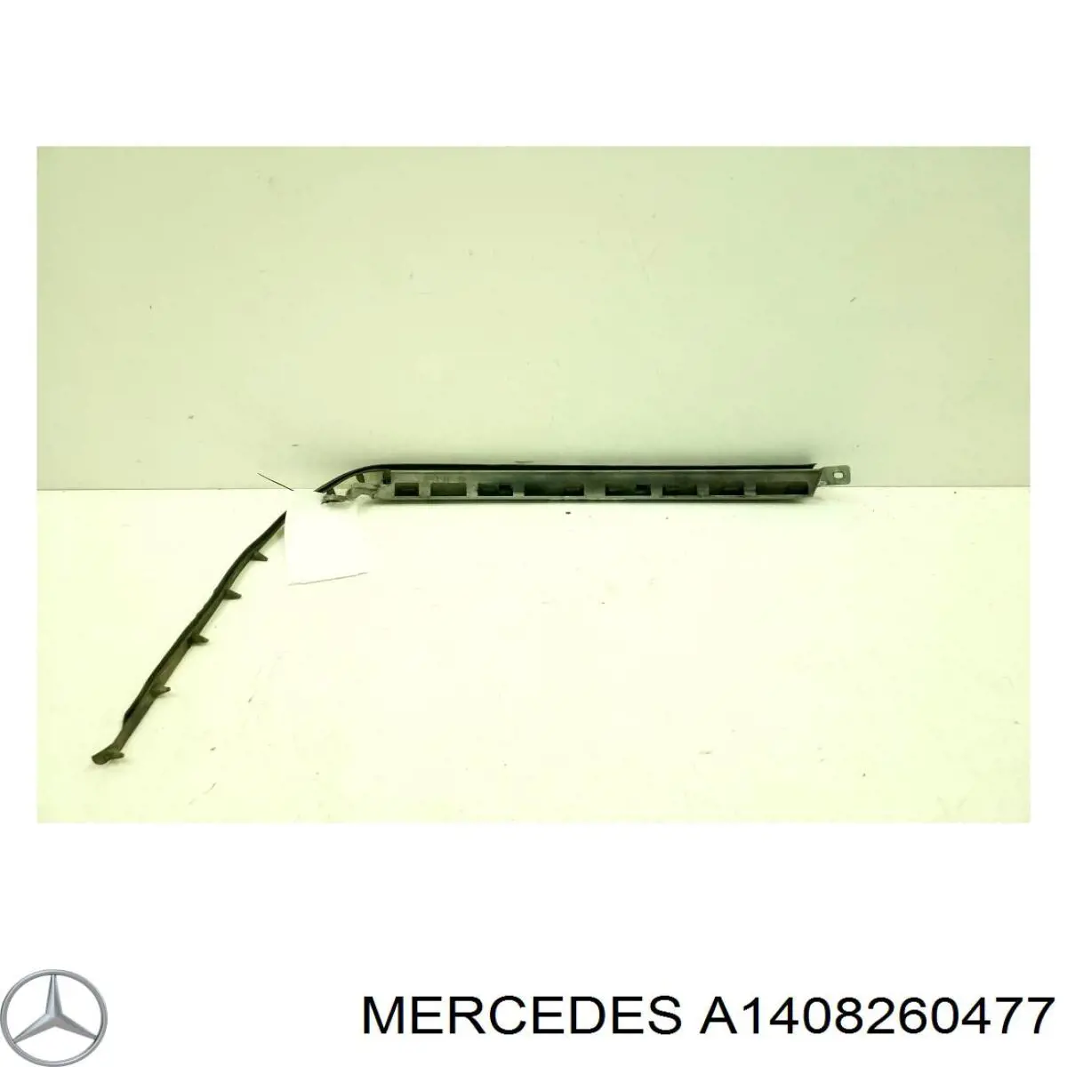 1408260477 Mercedes listón del faro derecho