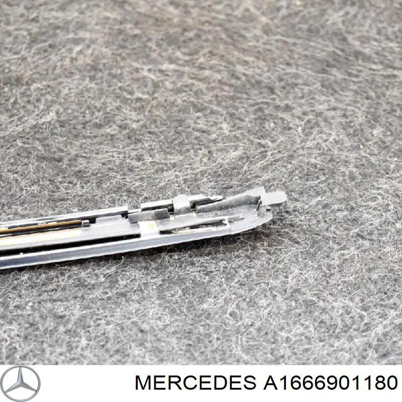Comprar A1666901180 Mercedes Moldura izquierda del parabrisas