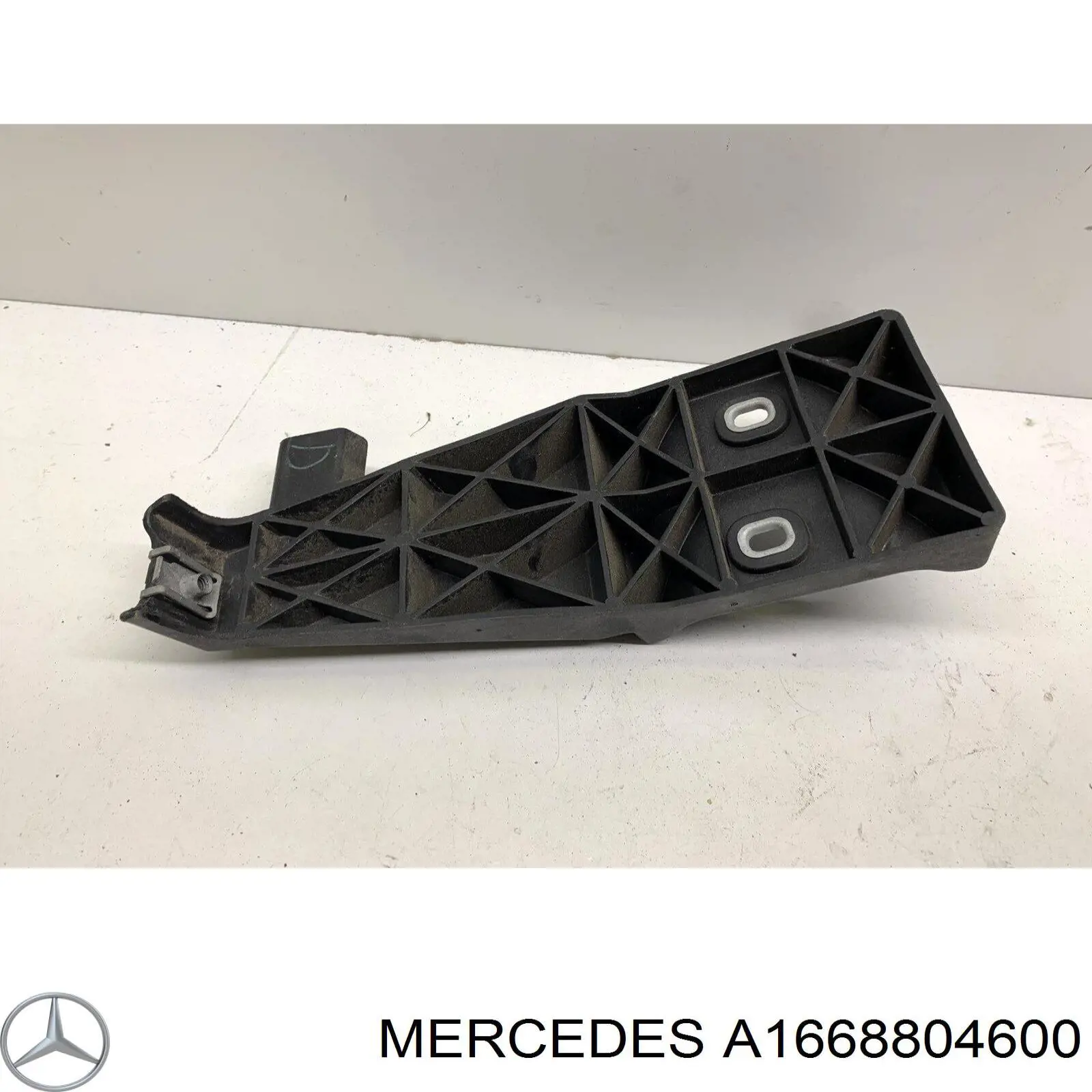Soporte del parachoques trasero derecho A1668804600 Mercedes