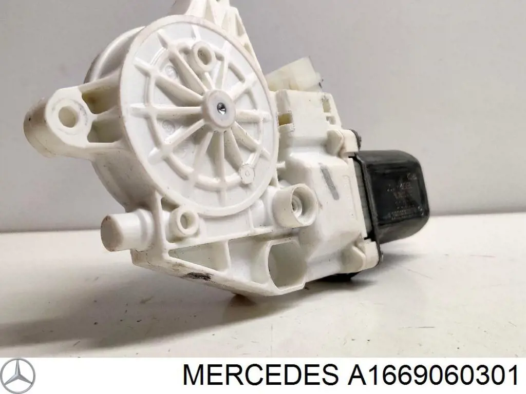 Motor del elevalunas de la puerta delantera derecha Mercedes A1669060301 precio, desde 88,57 EUR