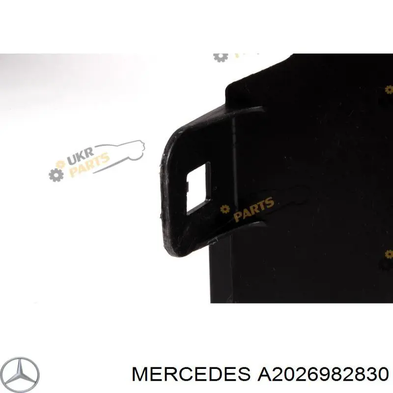 A2026982830 Mercedes guardabarros interior, aleta delantera, derecho delantero